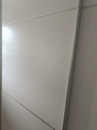Armario corredero blanco y madera