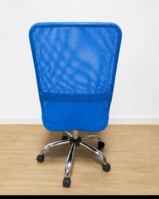 Silla de escritorio azul y plateada