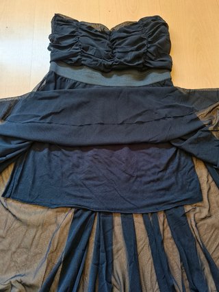 Vestido tul negro asimétrico con cola