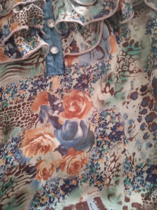 Blusa floral con volantes y tirantes