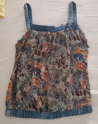 Blusa floral con volantes y tirantes
