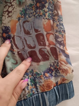 Blusa floral con volantes y tirantes