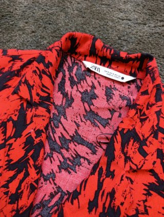 Mono corto con cinturón estampado de Zara