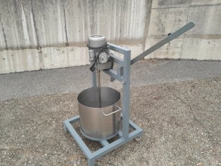 Amasadora industrial con cubo