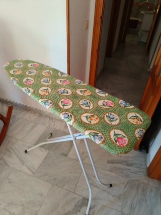 Tabla de planchar con funda floral