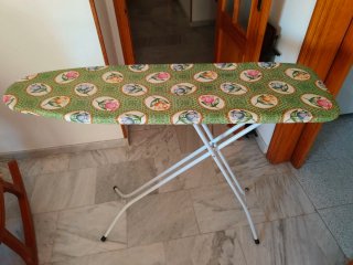 Tabla de planchar con funda floral