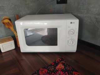 Microondas LG blanco con mandos giratorios
