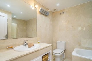 Casa adosada en venta en Bel Air - Cancelada - Saladillo en Estepona