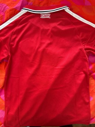 Camiseta de fútbol roja