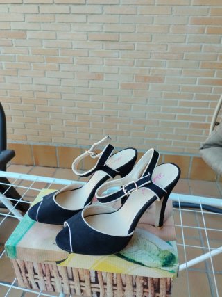 Sandalias negras tacón tiras hebilla