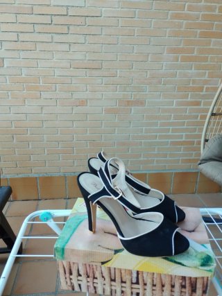 Sandalias negras tacón tiras hebilla