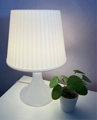 Lámpara de mesa blanca