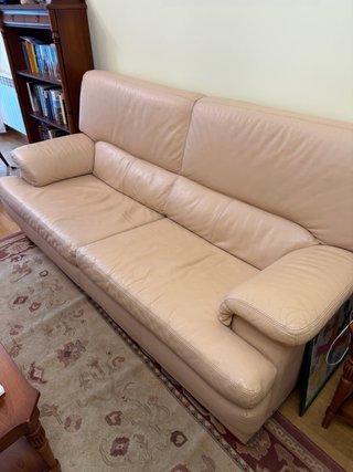 Sofá de cuero beige. Solo recogida