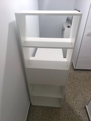 Escritorio blanco con baldas
