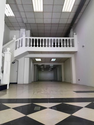 Local comercial en alquiler en Parque Victoria Eugenia en Málaga