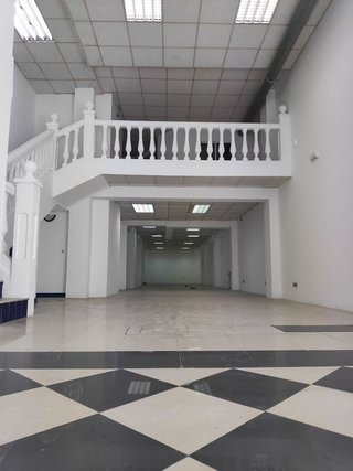 Local comercial en alquiler en Parque Victoria Eugenia en Málaga