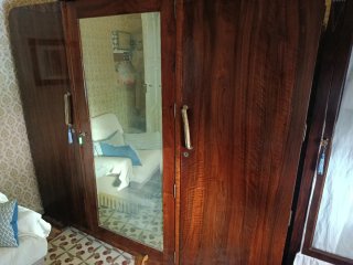 Armario antiguo madera con espejo