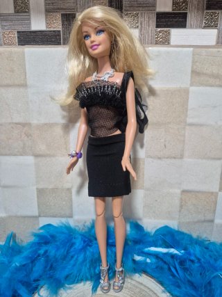 Muñeca Barbie con 3 prendas