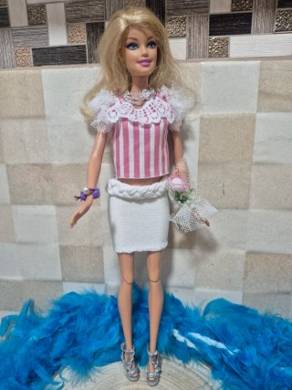 Muñeca Barbie con 3 prendas