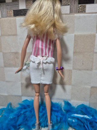 Muñeca Barbie con 3 prendas