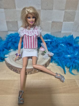 Muñeca Barbie con 3 prendas