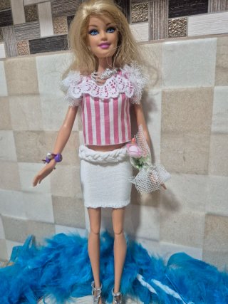 Muñeca Barbie con 3 prendas