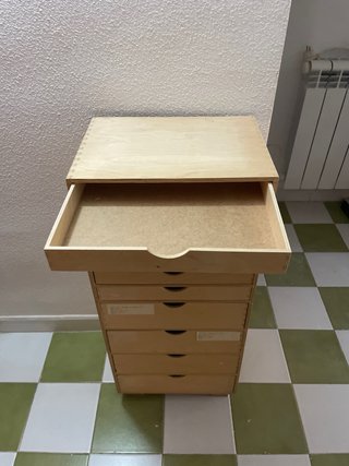 Mueble de madera con cajones