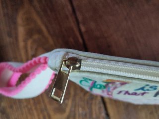 Pochette con disegno cane e scritta donna