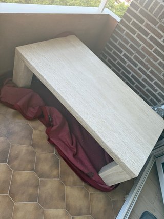 Mesa de piedra maciza, mármol travertino. Recoger.