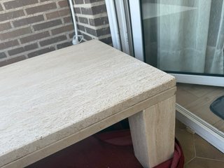 Mesa de piedra maciza, mármol travertino. Recoger.