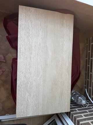 Mesa de piedra maciza, mármol travertino. Recoger.