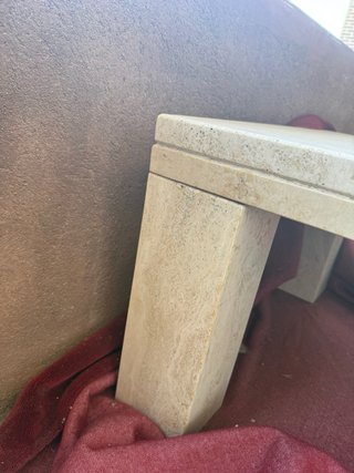 Mesa de piedra maciza, mármol travertino. Recoger.