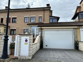Casa pareada en venta en Avda. Valladolid - Barriada Yagüe en Soria