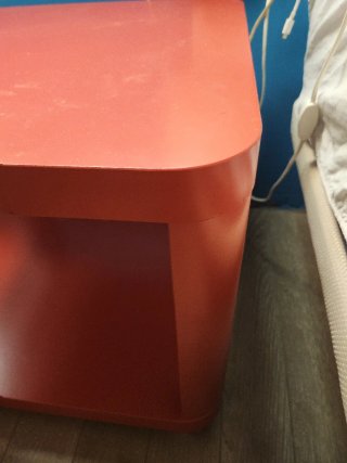 Mesa auxiliar roja retro con ruedas