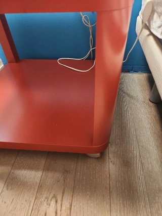 Mesa auxiliar roja retro con ruedas