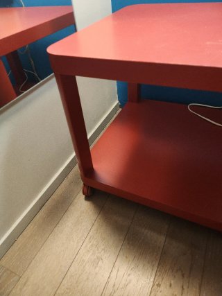 Mesa auxiliar roja retro con ruedas