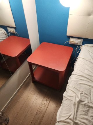Mesa auxiliar roja retro con ruedas
