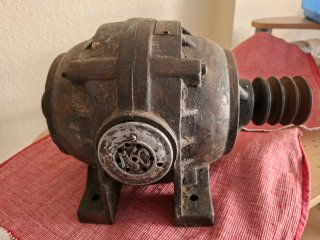 Motor trifásico con polea