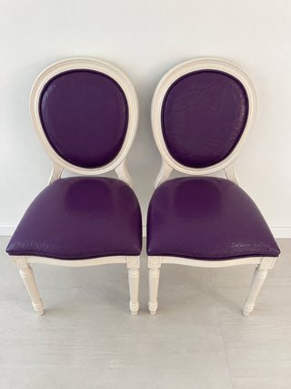 Coppia di sedie stile Luigi XVI viola e bianco