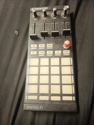 Native Instruments Traktor Kontrol F1