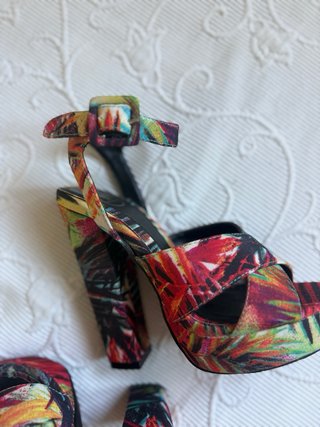 Sandalias de tacón con estampado tropical