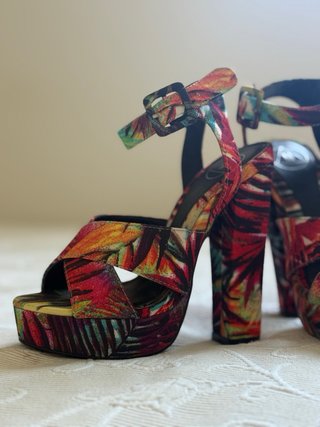 Sandalias de tacón con estampado tropical