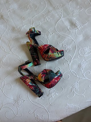 Sandalias de tacón con estampado tropical