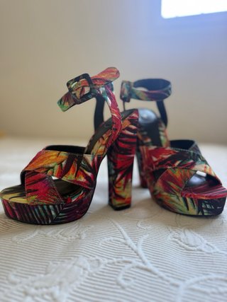 Sandalias de tacón con estampado tropical