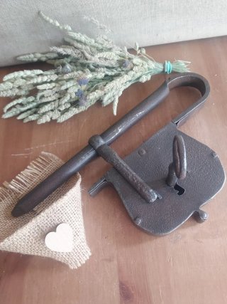 Antiguo candado con llave