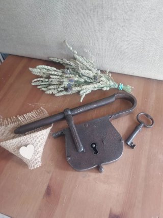 Antiguo candado con llave