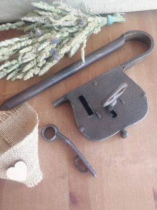 Antiguo candado con llave