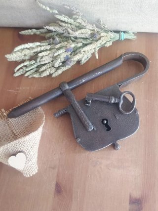 Antiguo candado con llave