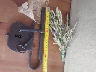 Antiguo candado con llave