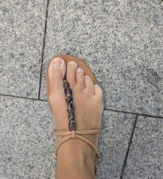 Sandalias planas con abalorios.